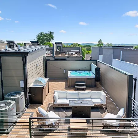 Luxury Townhouse With Exclusive Rooftop Hot Tub Holiday home *