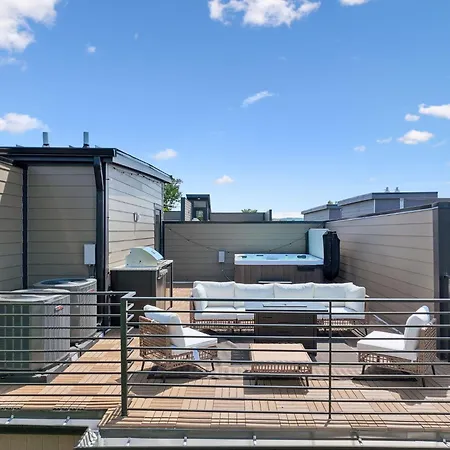 Holiday home Luxury Townhouse With Exclusive Rooftop Hot Tub