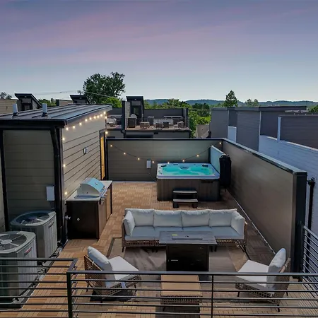 Luxury Townhouse With Exclusive Rooftop Hot Tub Holiday home *