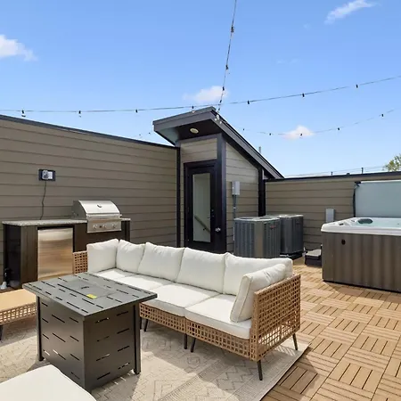Modern Townhouse Rooftop Hot Tub & Fireplace