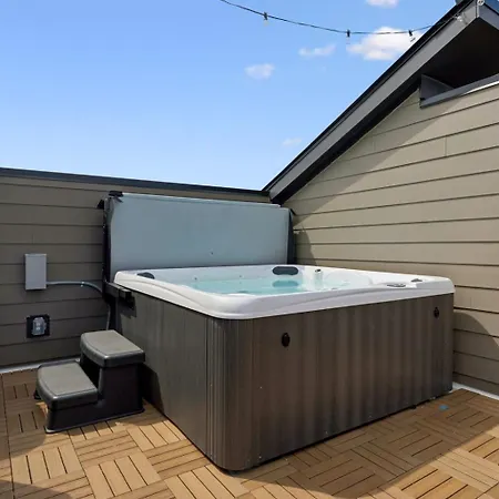 Modern Townhouse Rooftop Hot Tub & Fireplace Holiday home
