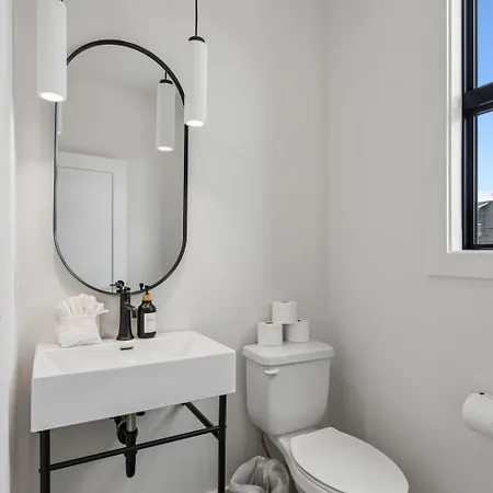 Elegant Townhome Rooftop Hot Tub & Fireplace Holiday home *