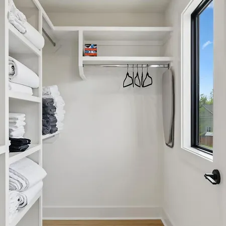 Stylish 3-story Townhome Hot Tub & Fireplace Holiday home *