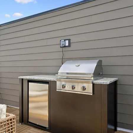 Modern Townhouse Rooftop Hot Tub & Fireplace * Nashville