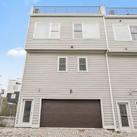 2 Modern Townhomes W Rooftop Views Near Broadway Holiday home *