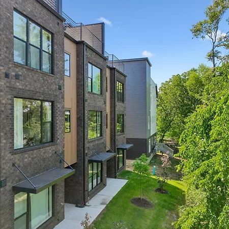 Luxury Townhouse With Exclusive Rooftop Hot Tub Holiday home
