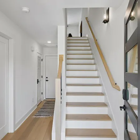 Elegant Townhome Rooftop Hot Tub & Fireplace Holiday home *