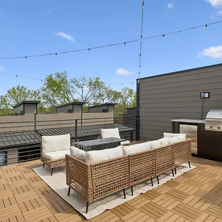 Modern Townhouse Rooftop Hot Tub & Fireplace Holiday home