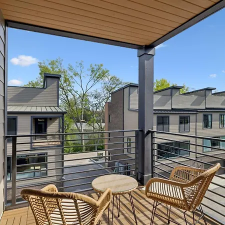 Holiday home Stylish 3-story Townhome Hot Tub & Fireplace *
