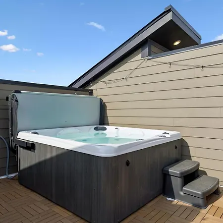 Stylish 3-story Townhome Hot Tub & Fireplace