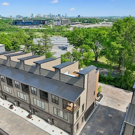 Multi-level Retreat With Hot Tub And Rooftop Views *