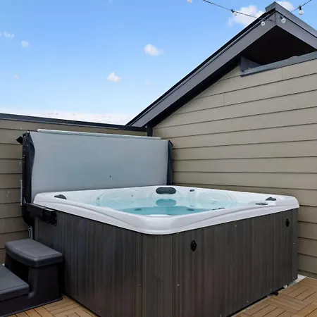 Holiday home Elegant Townhome Rooftop Hot Tub & Fireplace