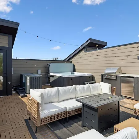 Stylish 3-story Townhome Hot Tub & Fireplace Holiday home *