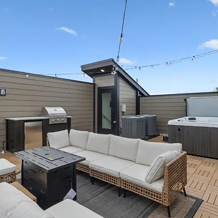 Elegant Townhome Rooftop Hot Tub & Fireplace Holiday home Nashville