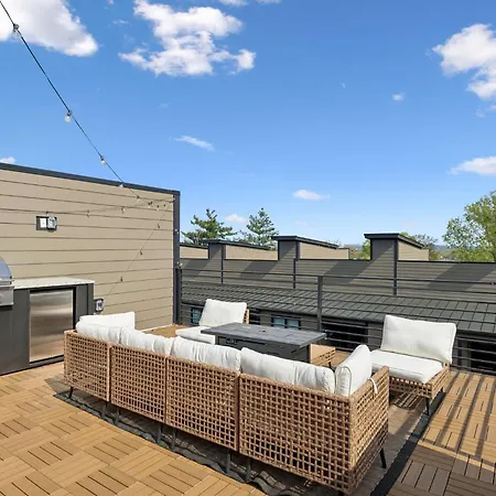 Stylish 3-story Townhome Hot Tub & Fireplace Holiday home