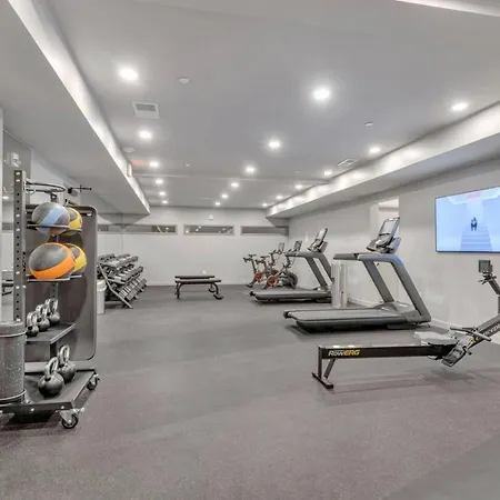 Walk To Broadway From The Hidden Gem With Pool Gym And Holiday home