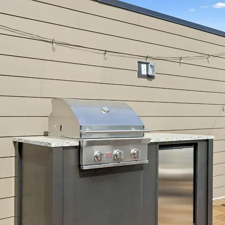Stylish 3-story Townhome Hot Tub & Fireplace * Nashville