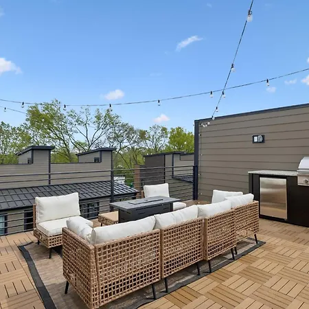 Elegant Townhome Rooftop Hot Tub & Fireplace