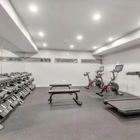 Walk To Broadway From The Hidden Gem With Pool Gym And Holiday home Nashville