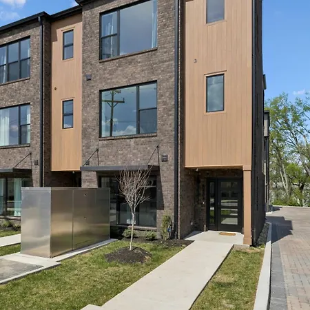 Holiday home Stylish 3-story Townhome Hot Tub & Fireplace *