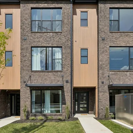 Elegant Townhome Rooftop Hot Tub & Fireplace * Nashville