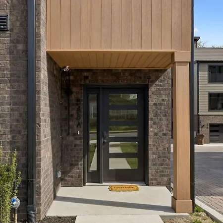 Holiday home Stylish 3-story Townhome Hot Tub & Fireplace