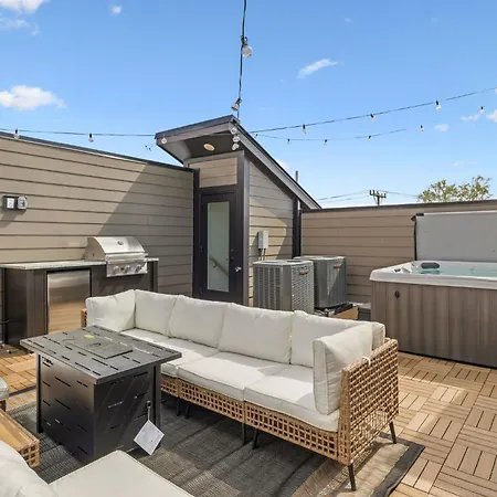 Holiday home Trendy Townhouse Rooftop Hot Tub & Fireplace