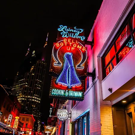 Walk To Broadway From The Hidden Gem With Pool Gym And Nashville