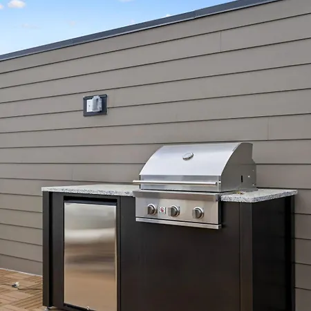 Elegant Townhome Rooftop Hot Tub & Fireplace