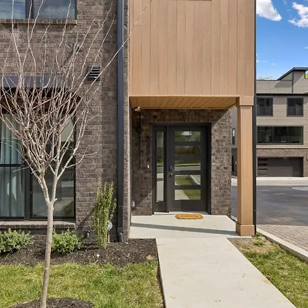 Holiday home Stylish 3-story Townhome Hot Tub & Fireplace Nashville