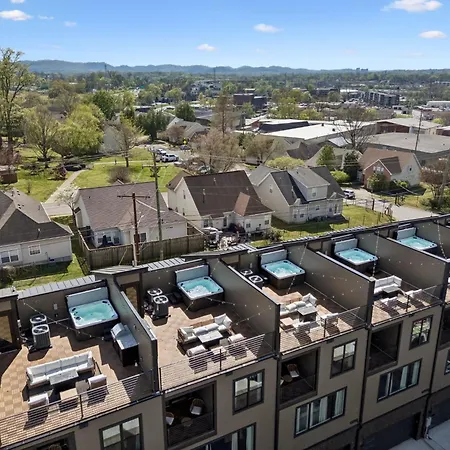 Elegant Townhome Rooftop Hot Tub & Fireplace Holiday home Nashville