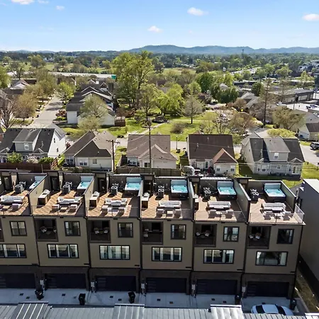 Stylish 3-story Townhome Hot Tub & Fireplace * Nashville