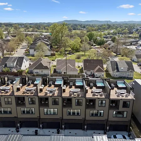Holiday home Elegant Townhome Rooftop Hot Tub & Fireplace *