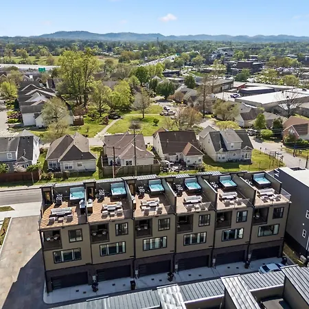 Stylish 3-story Townhome Hot Tub & Fireplace Holiday home