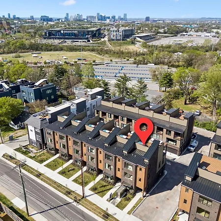 Stylish 3-story Townhome Hot Tub & Fireplace Holiday home *