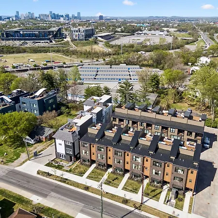 Stylish 3-story Townhome Hot Tub & Fireplace Nashville
