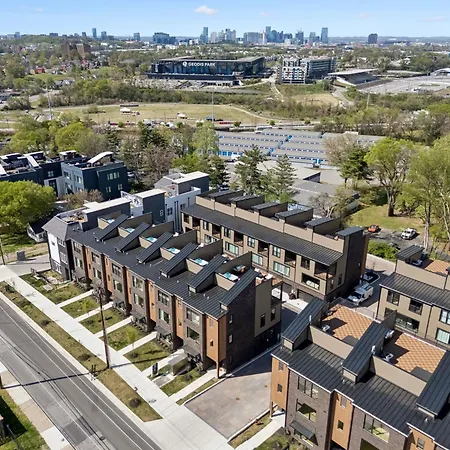 Elegant Townhome Rooftop Hot Tub & Fireplace Holiday home Nashville