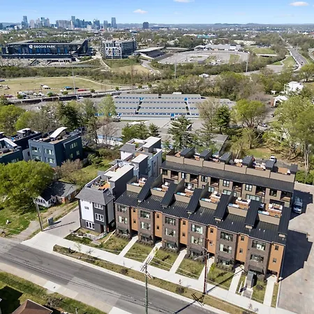 Elegant Townhome Rooftop Hot Tub & Fireplace Holiday home Nashville