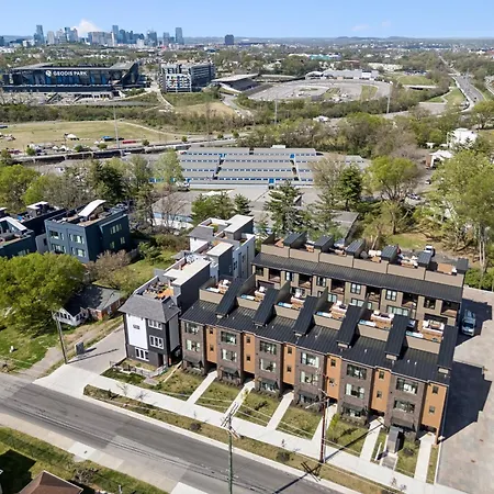 Trendy Townhouse Rooftop Hot Tub & Fireplace