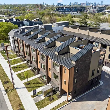 Stylish 3-story Townhome Hot Tub & Fireplace Holiday home *