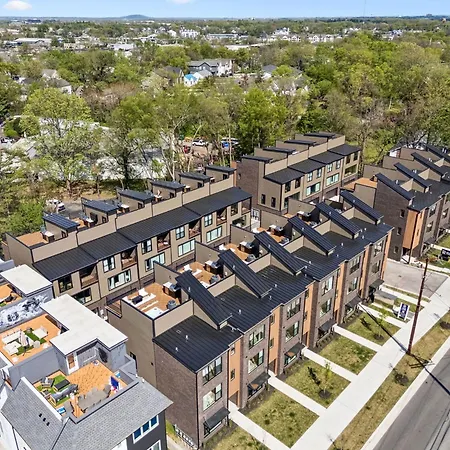 Stylish 3-story Townhome Hot Tub & Fireplace Nashville