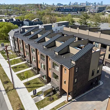 Elegant Townhome Rooftop Hot Tub & Fireplace * Nashville