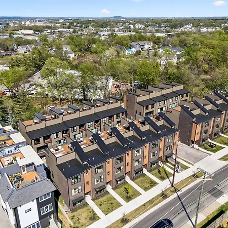 Stylish 3-story Townhome Hot Tub & Fireplace