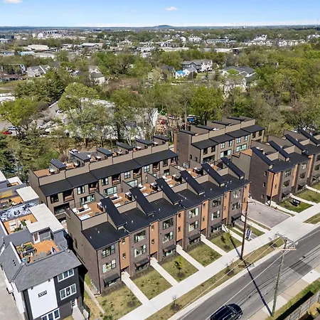 Elegant Townhome Rooftop Hot Tub & Fireplace Holiday home