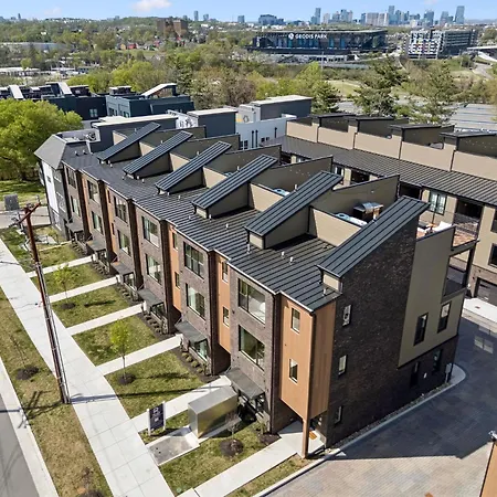 Trendy Townhouse Rooftop Hot Tub & Fireplace Nashville