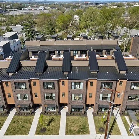 Elegant Townhome Rooftop Hot Tub & Fireplace Holiday home