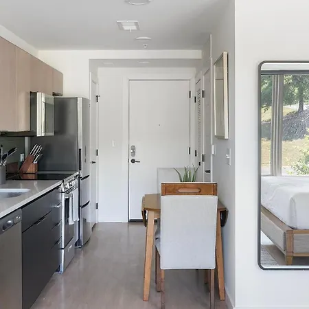 Landing Spectacular Studio Gym Apartment