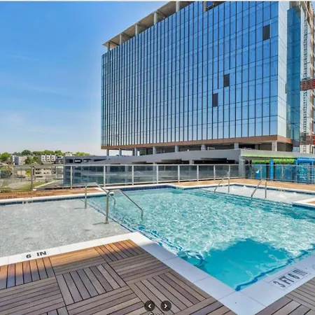 King Bed, Gym, Rooftop Pool, Free Parking Apartment *