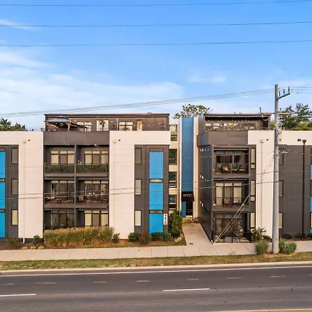 Private Rooftop, Karaoke Fun & | Sleeps 10+ *