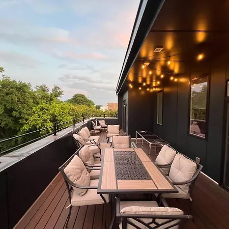 Apartment Private Rooftop, Karaoke Fun & | Sleeps 10+ *